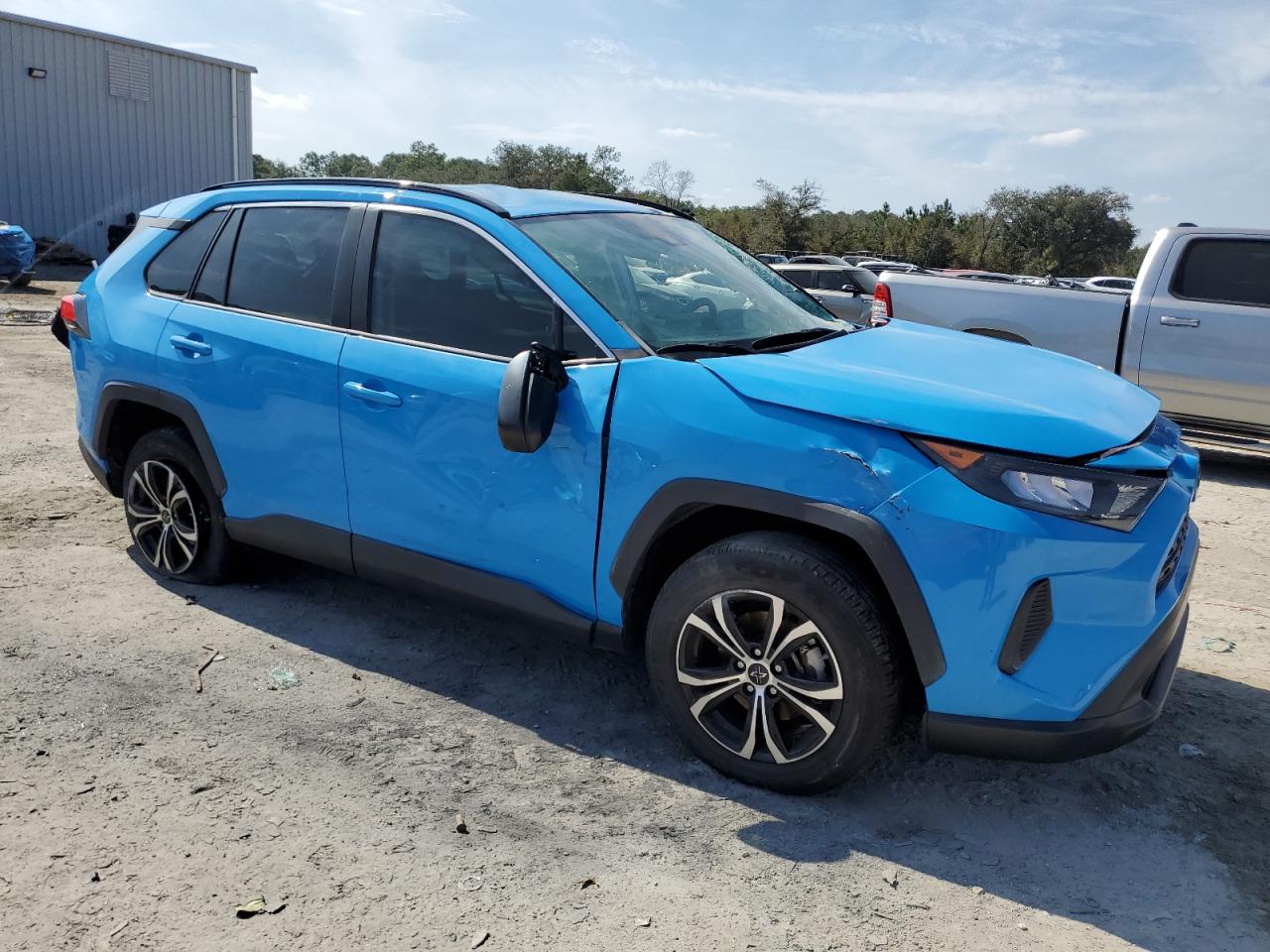 2021 Toyota RAV 4 VIN 2T3H1RFV5MW143440 Copart auction photo, side / front end damage thumbnail 4
