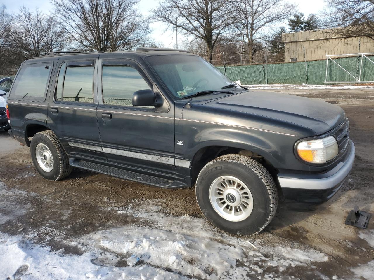 1996 Ford Explorer VIN 1FMDU35P3TZB93897 Copart auction photo, normal wear / minor dent/scratches damage thumbnail 4