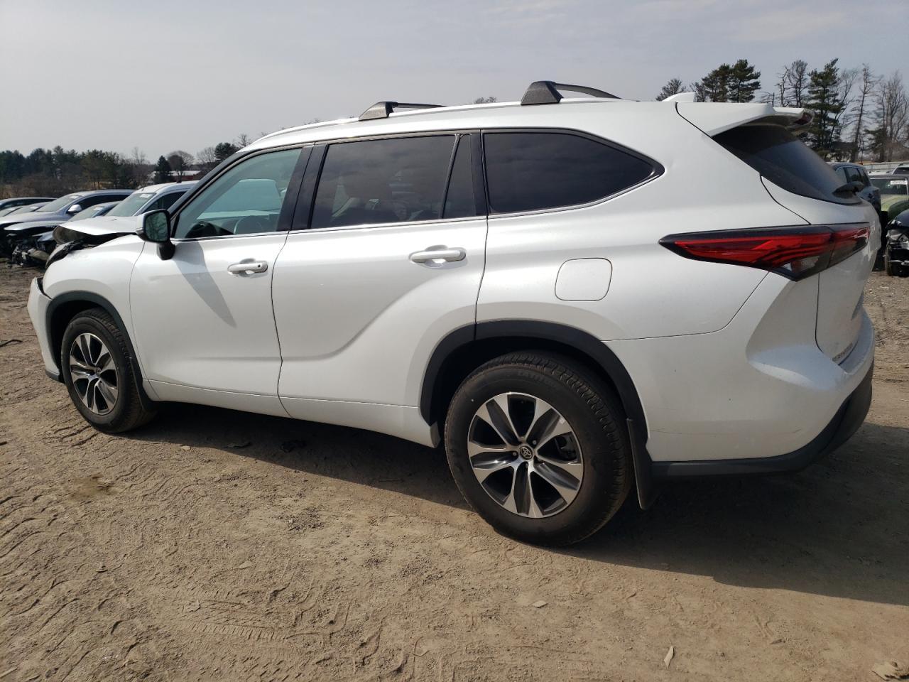 2022 Toyota Highlander VIN 5TDHZRBH2NS161082 Copart auction photo, front end / minor dent/scratches damage thumbnail 2