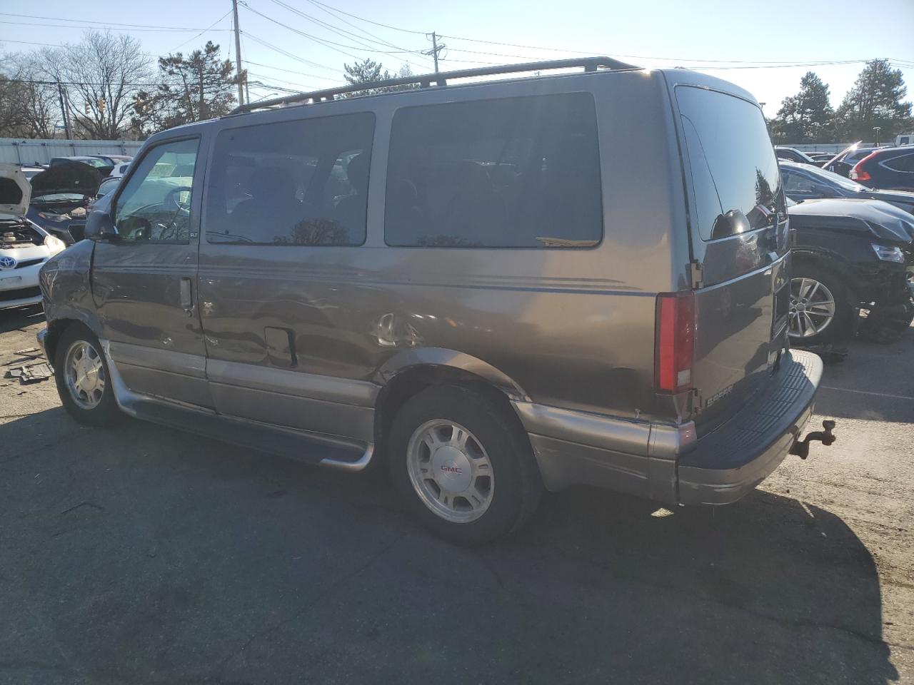 2003 GMC Safari VIN 1GKDM19X13B516327 Copart auction photo, front end damage thumbnail 2