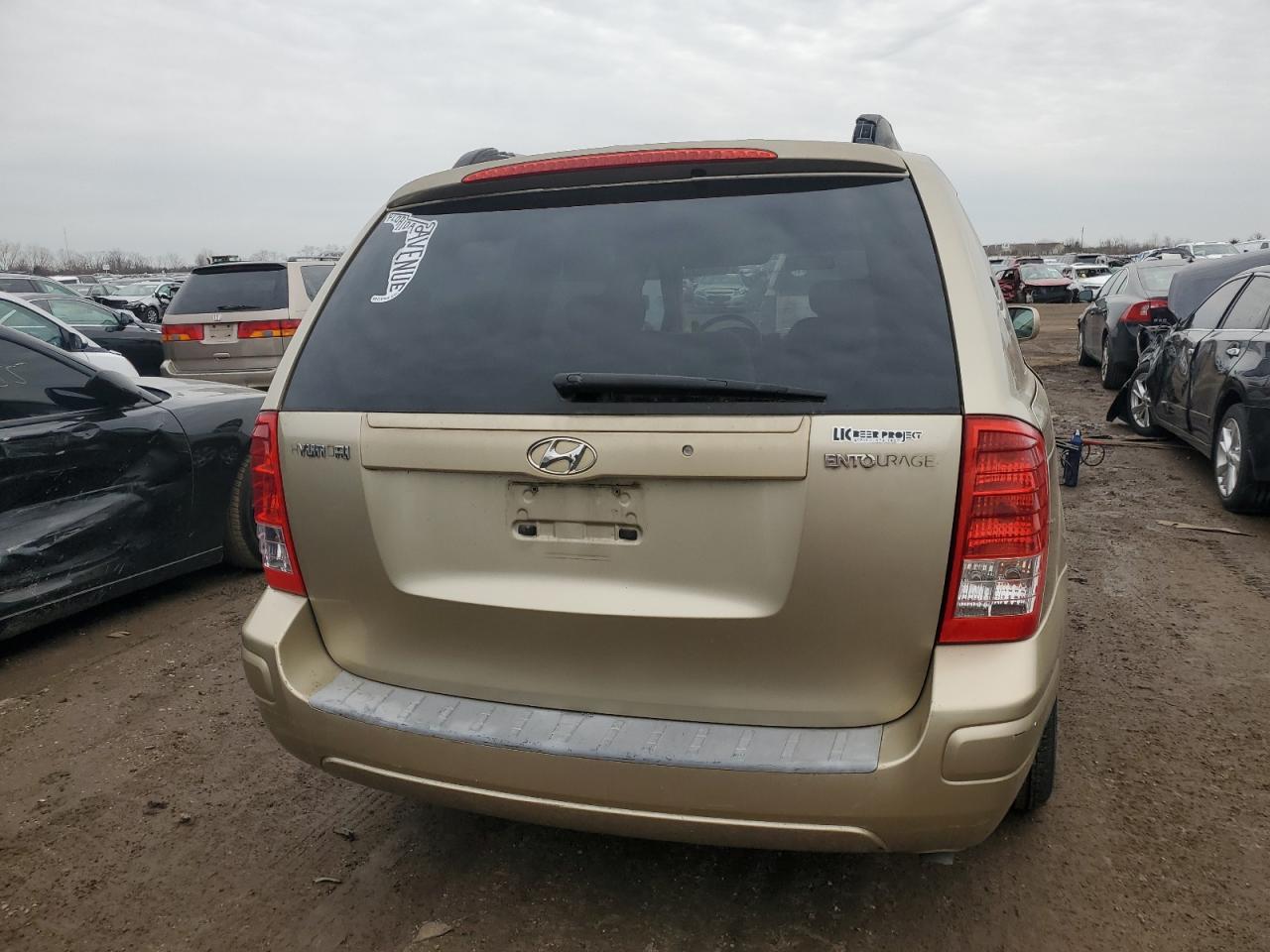 2007 Hyundai Entourage VIN KNDMC233476034055 Copart auction photo, front end / minor dent/scratches damage thumbnail 6