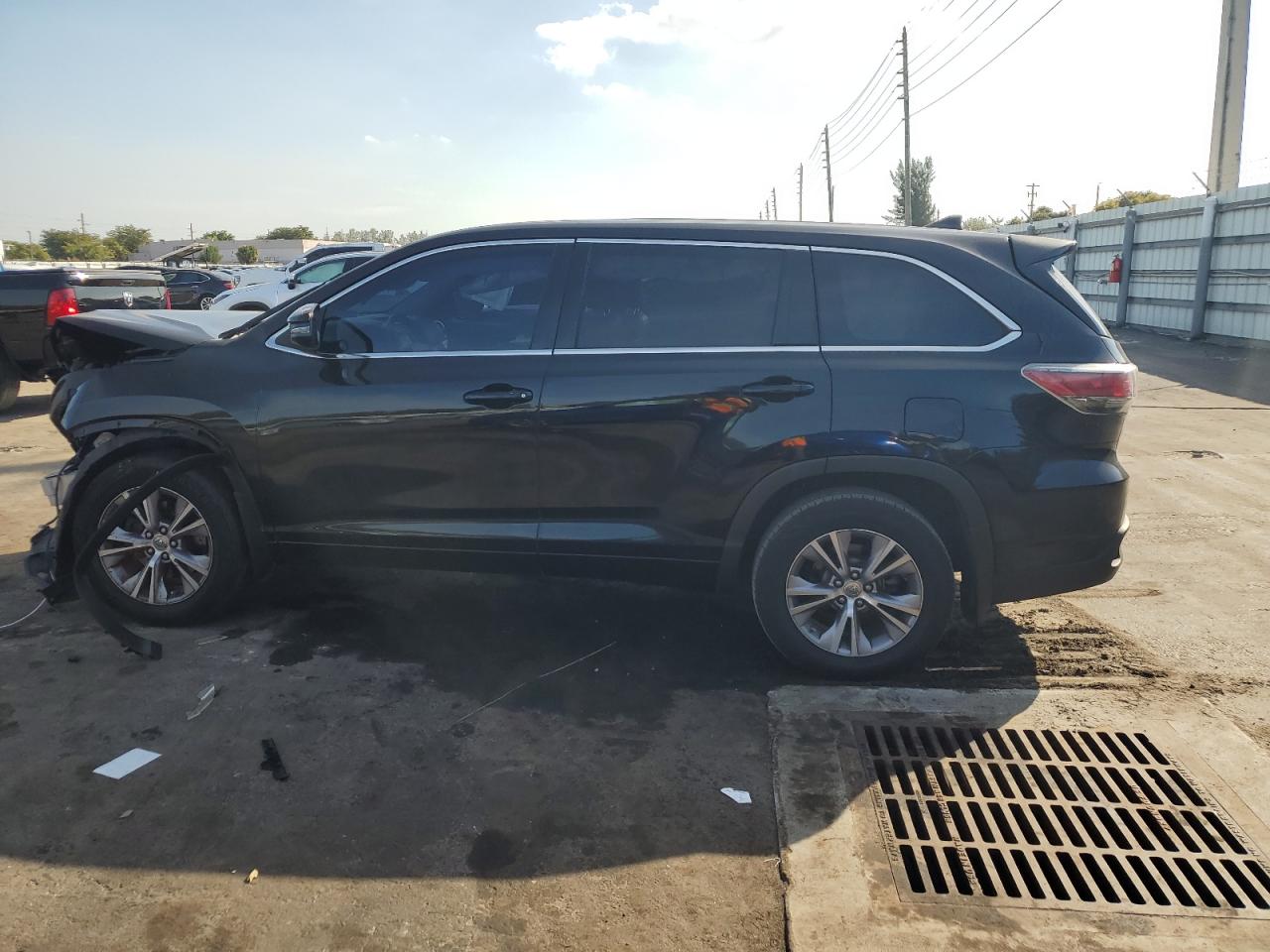 2015 Toyota Highlander VIN 5TDBKRFH0FS073265 Copart auction photo, front end damage thumbnail 2