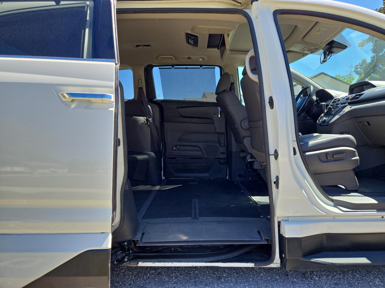 2017 Honda Odyssey VIN 5FNRL5H91HB008068 Copart auction photo, normal wear damage thumbnail 6