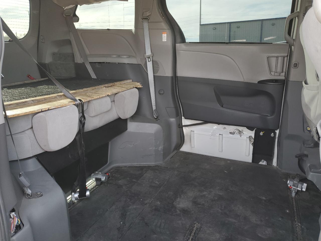 2018 Toyota Sienna VIN 5TDKZ3DC8JS905279 Copart auction photo, all over damage thumbnail 11