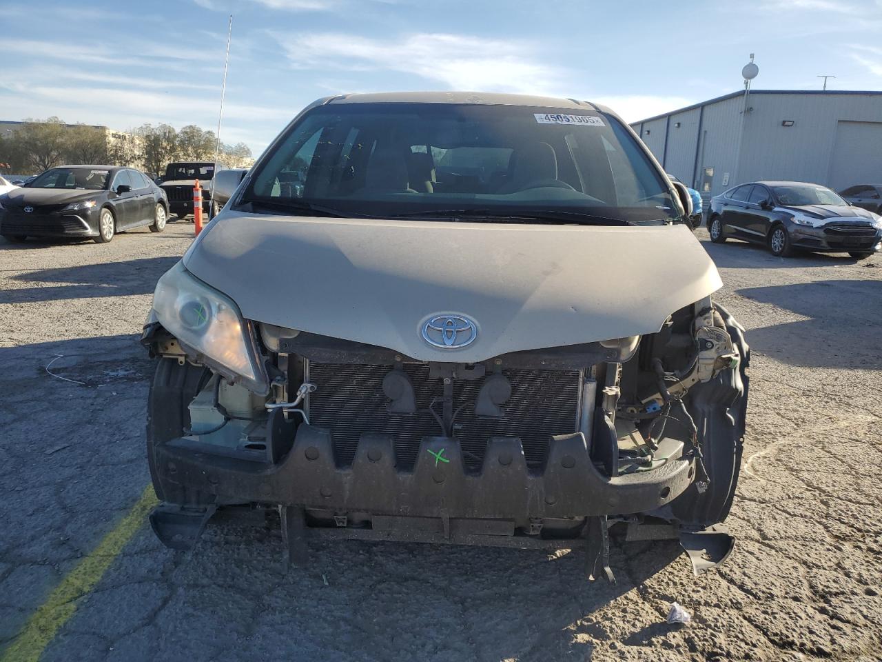 2011 Toyota Sienna VIN 5TDJK3DC1BS020679 Copart auction photo, front end damage thumbnail 5