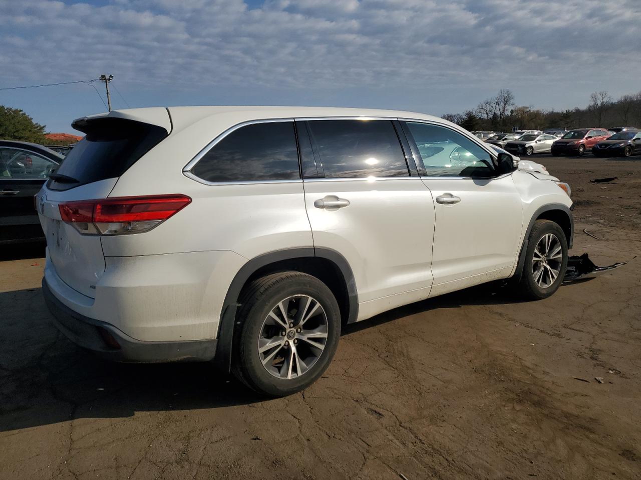 2017 Toyota Highlander VIN 5TDBZRFH0HS408989 Copart auction photo, front end / minor dent/scratches damage thumbnail 3