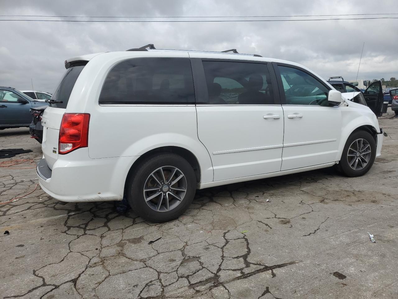 2017 Dodge Caravan VIN 2C4RDGCG1HR545977 Copart auction photo, front end / minor dent/scratches damage thumbnail 3