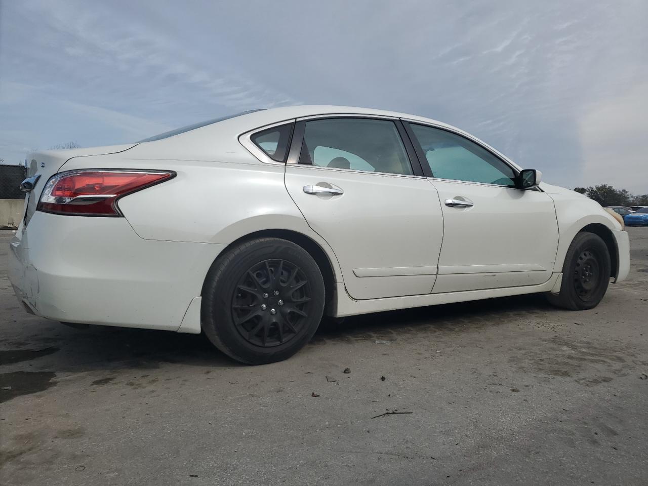 2015 Nissan Altima VIN 1N4AL3AP4FC111592 Copart auction photo, front end damage thumbnail 3