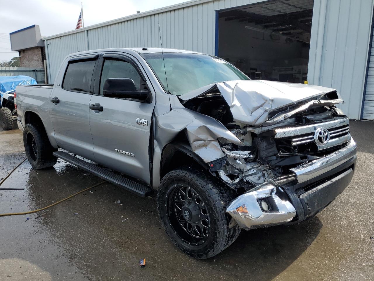 2017 Toyota Tundra VIN 5TFDW5F11HX656661 Copart auction photo, front end damage thumbnail 4