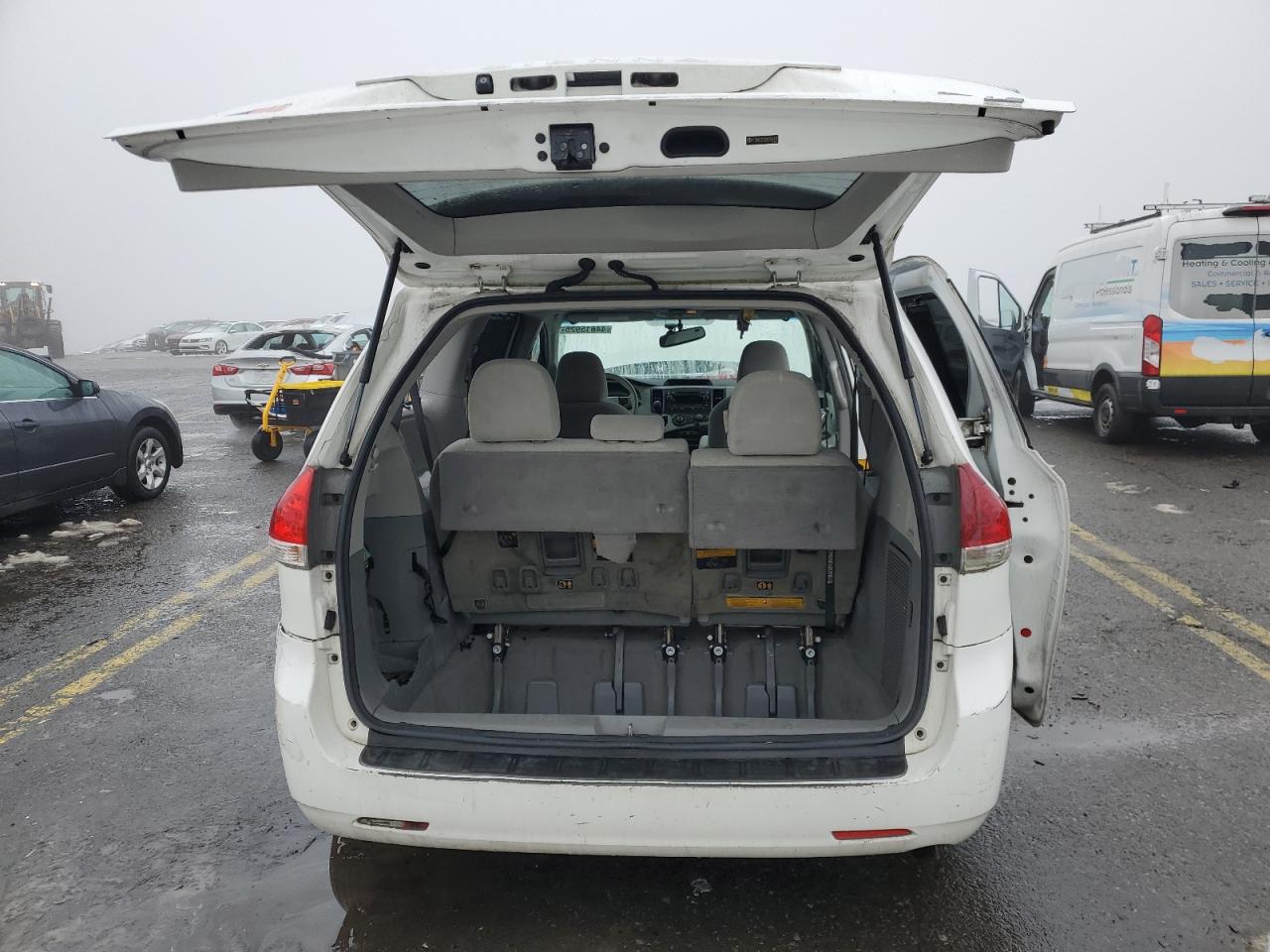 2011 Toyota Sienna VIN 5TDKK3DC8BS020117 Copart auction photo, rear end / side damage thumbnail 6