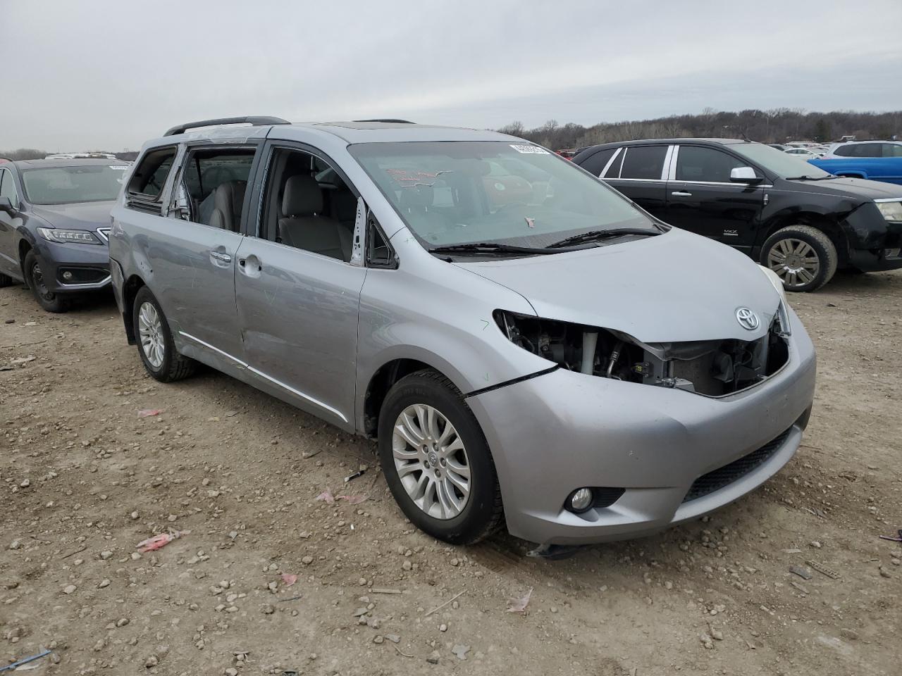 2017 Toyota Sienna VIN 5TDYZ3DC0HS811451 Copart auction photo, side / front end damage thumbnail 4