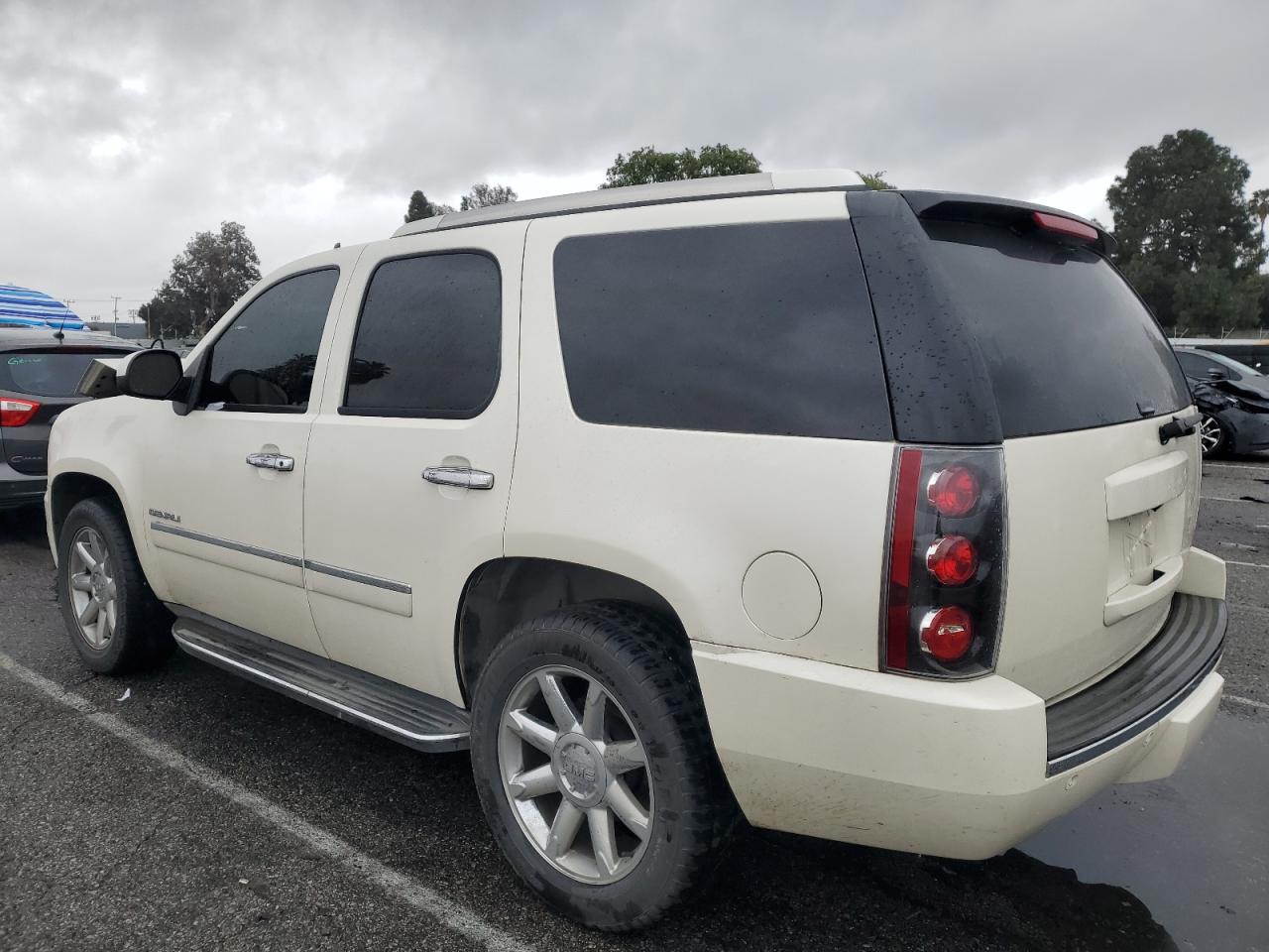 2011 GMC Yukon VIN 1GKS1EEF2BR337370 Copart auction photo, front end damage thumbnail 2