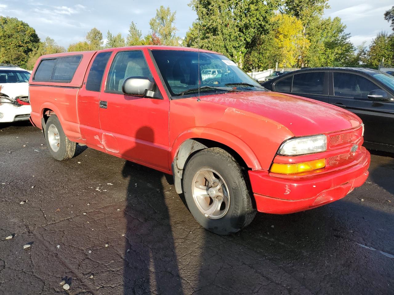2000 Chevrolet S-10 Pickup VIN 1GCCS1955Y8312985 Copart auction photo, side / front end damage thumbnail 4