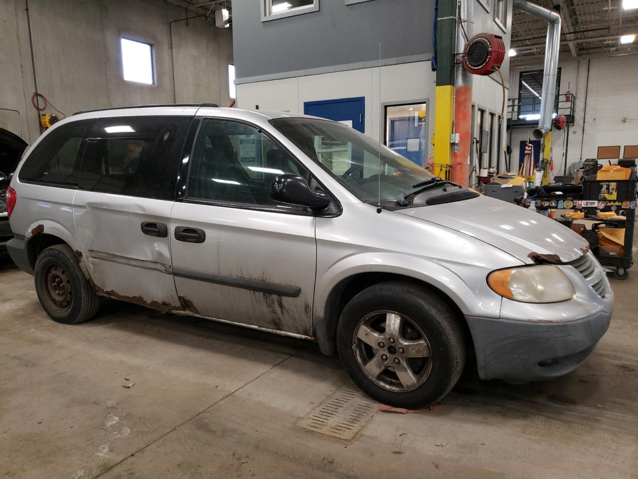 2005 Dodge Caravan VIN 1D4GP25R15B131871 Copart auction photo, side / front end damage thumbnail 4