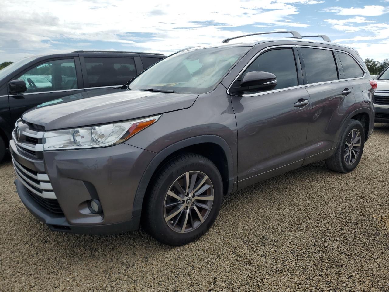 2018 Toyota Highlander VIN 5TDKZRFH2JS527505