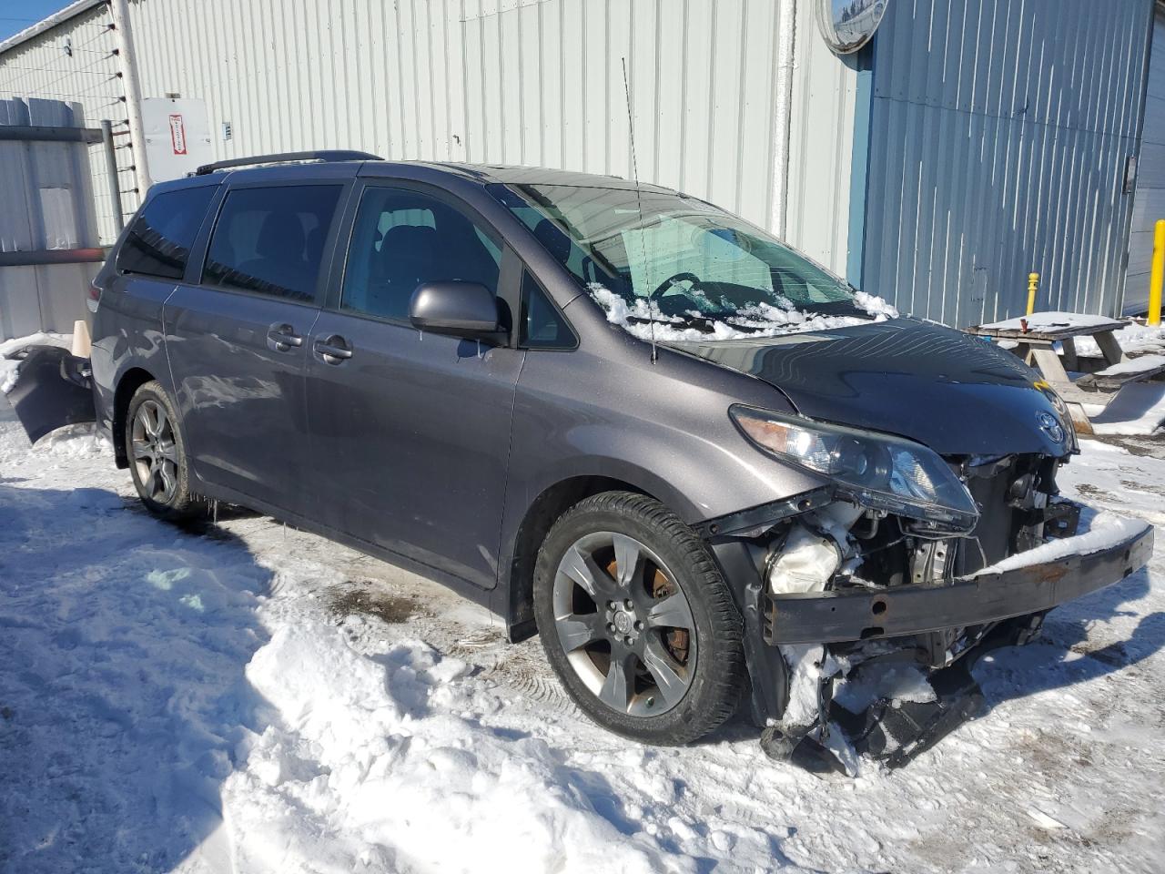 2011 Toyota Sienna VIN 5TDXK3DC9BS085547 Copart auction photo, front end damage thumbnail 4