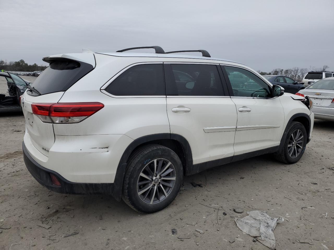2019 Toyota Highlander VIN 5TDJZRFH5KS579093 Copart auction photo, front end / rear end damage thumbnail 3