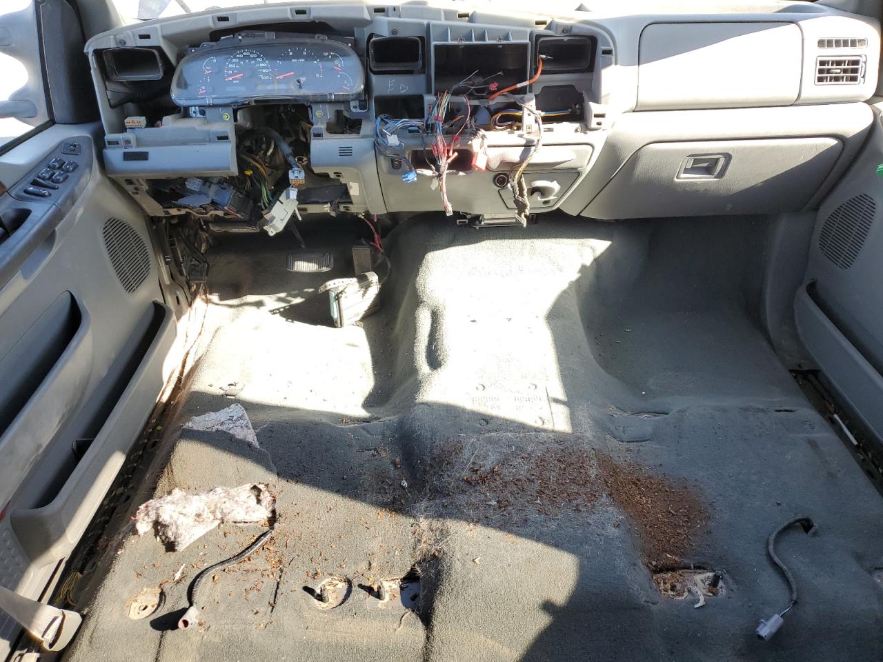 2004 Ford F350 VIN 1FTSW31P24EB81731 Copart auction photo, vandalism damage thumbnail 8