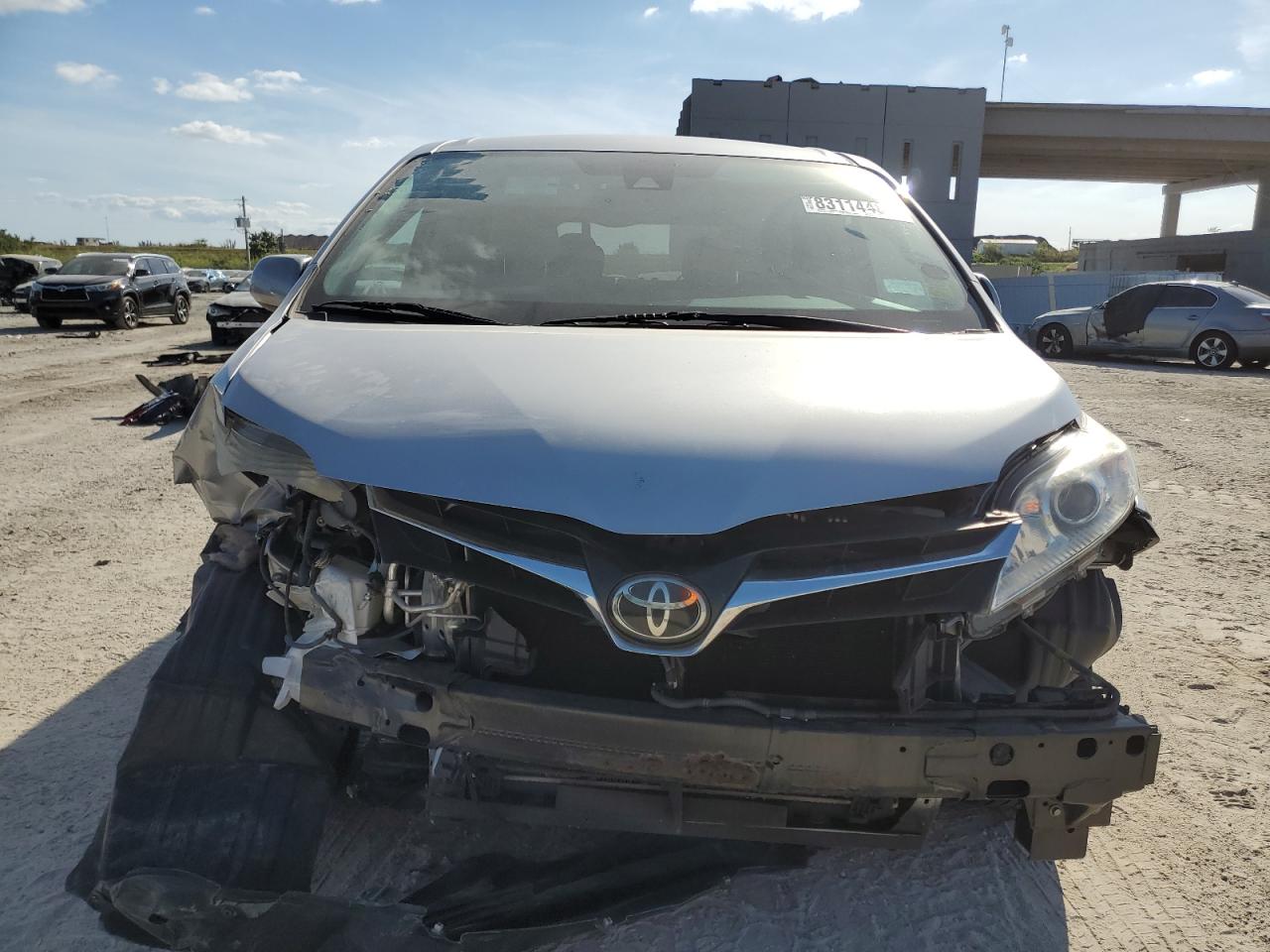 2018 Toyota Sienna VIN 5TDKZ3DC0JS903123 Copart auction photo, front end / minor dent/scratches damage thumbnail 5