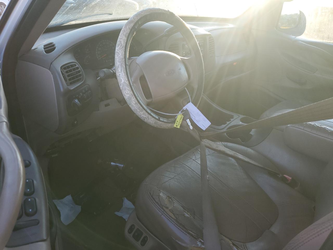 1998 Ford Expedition VIN 1FMPU18L2WLA58038 Copart auction photo, vandalism / side damage thumbnail 8