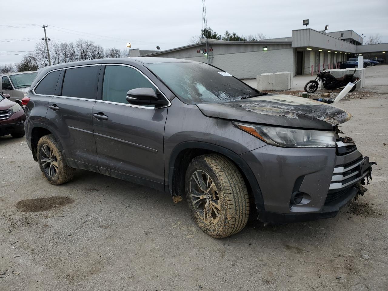 2019 Toyota Highlander VIN 5TDBZRFH9KS701409 Copart auction photo, burn / minor dent/scratches damage thumbnail 4