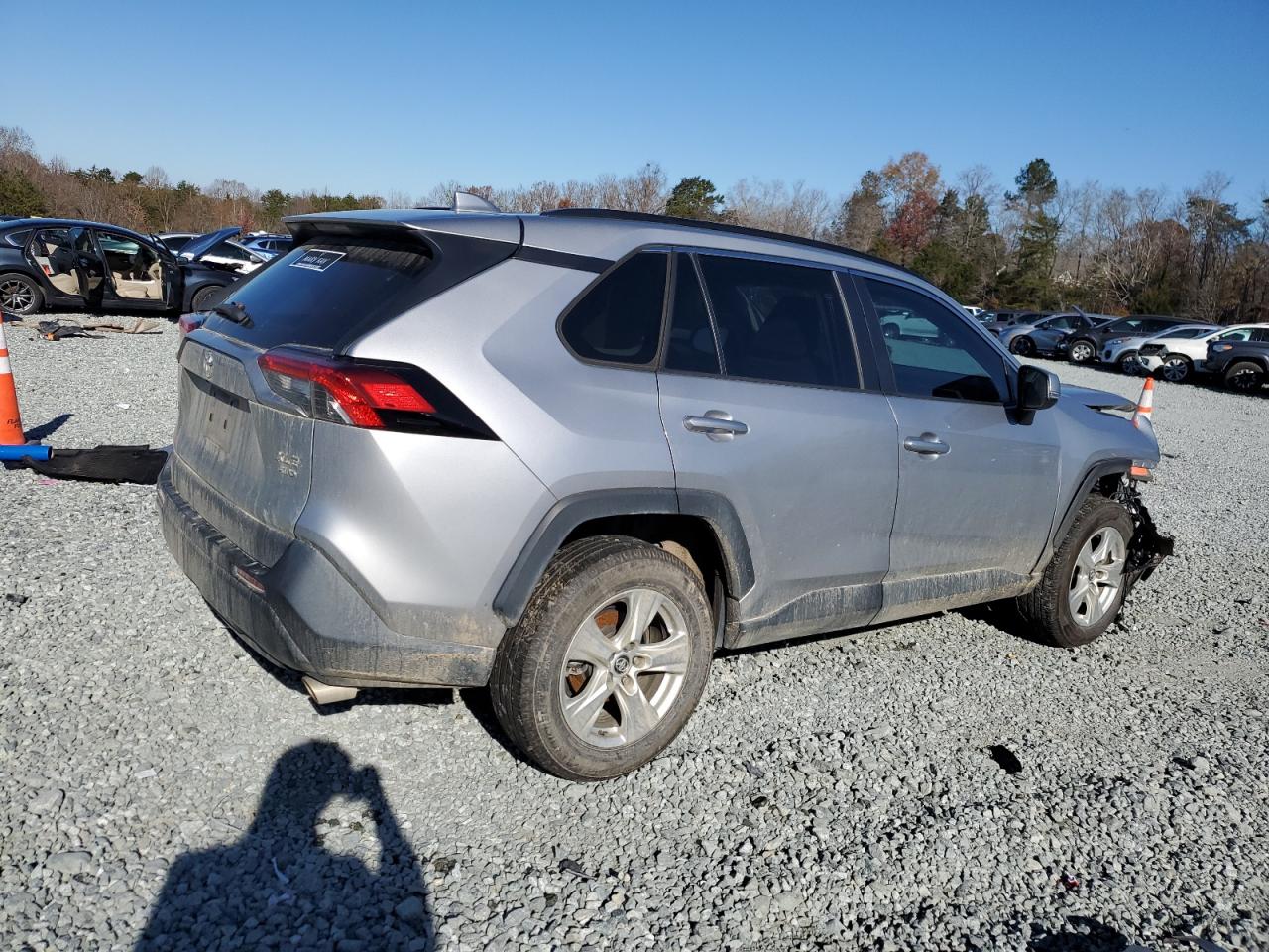 2020 Toyota RAV 4 VIN 2T3P1RFV8LC076702 Copart auction photo, front end damage thumbnail 3