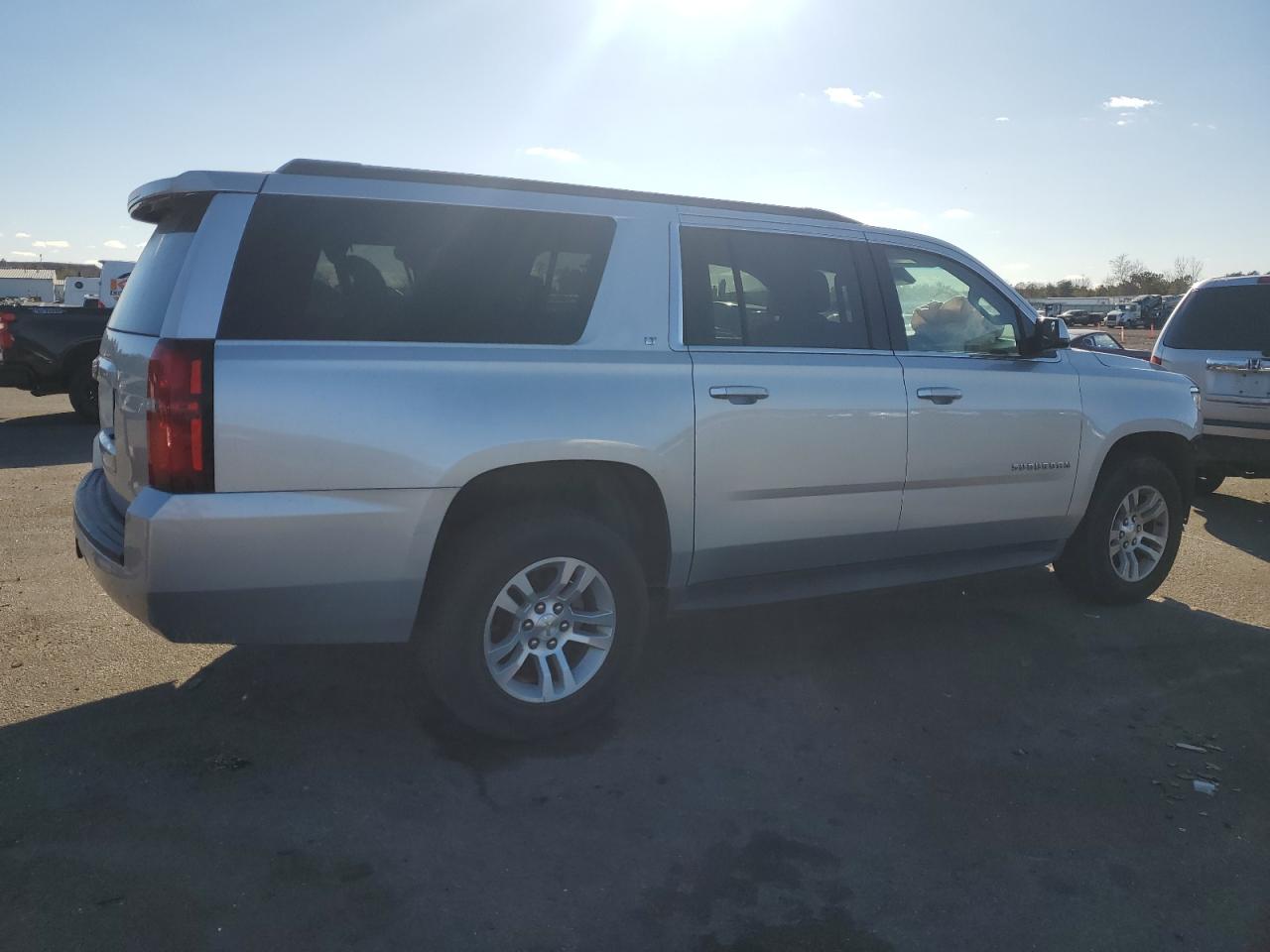 2017 Chevrolet Suburban VIN 1GNSKHKC1HR164798 Copart auction photo, front end / minor dent/scratches damage thumbnail 3