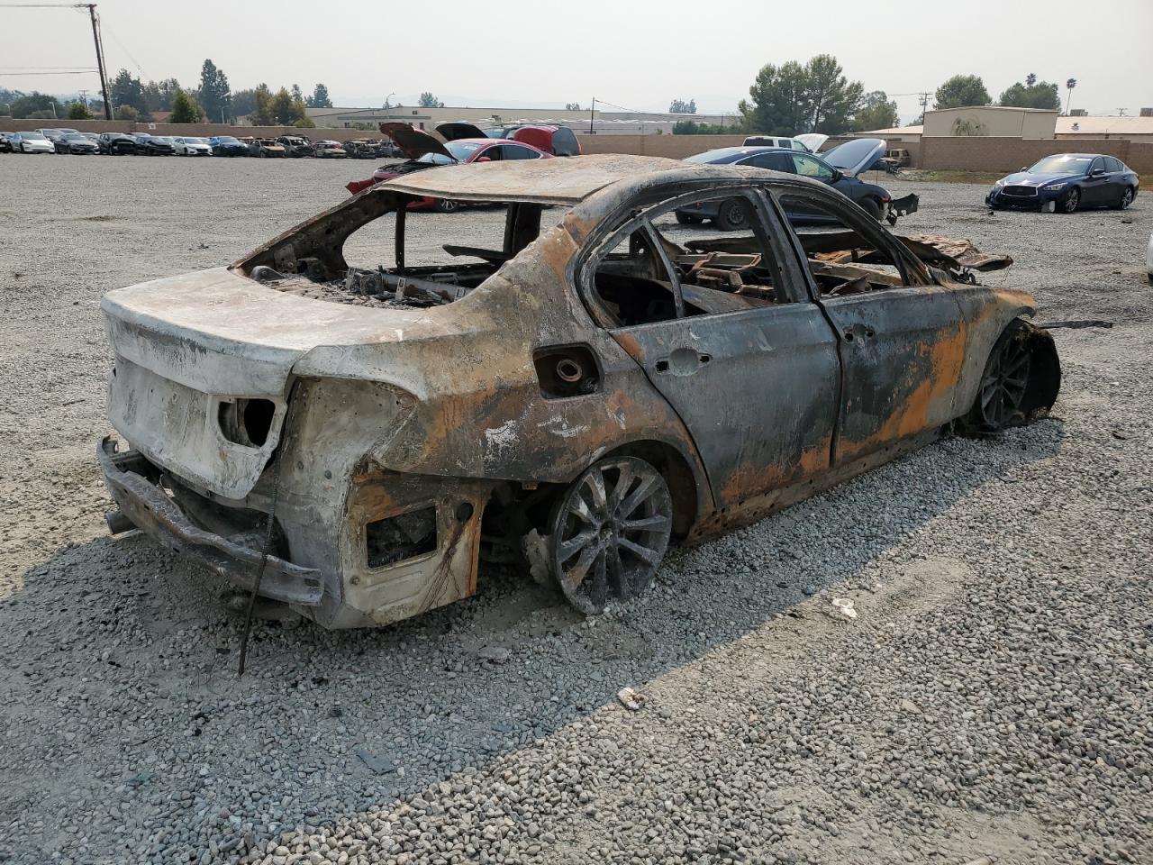 2018 BMW 3er VIN WBA8E1G51JNU88968 Copart auction photo, burn damage thumbnail 3