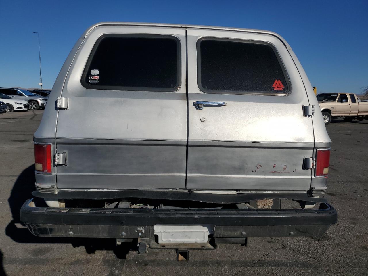 1989 Chevrolet Suburban VIN 1GNGV26K8KF128711 Copart auction photo, burn - engine damage thumbnail 6