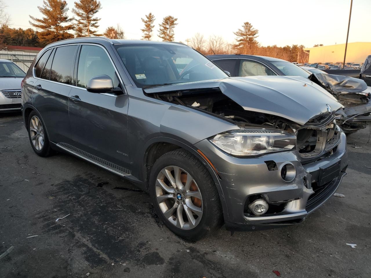 2015 BMW X5 VIN 5UXKR0C59F0K70633 Copart auction photo, front end / minor dent/scratches damage thumbnail 4
