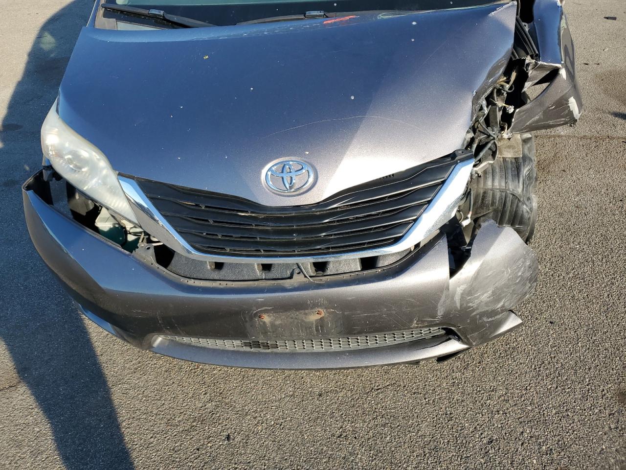 2015 Toyota Sienna VIN 5TDZK3DC2FS586424 Copart auction photo, front end / minor dent/scratches damage thumbnail 13