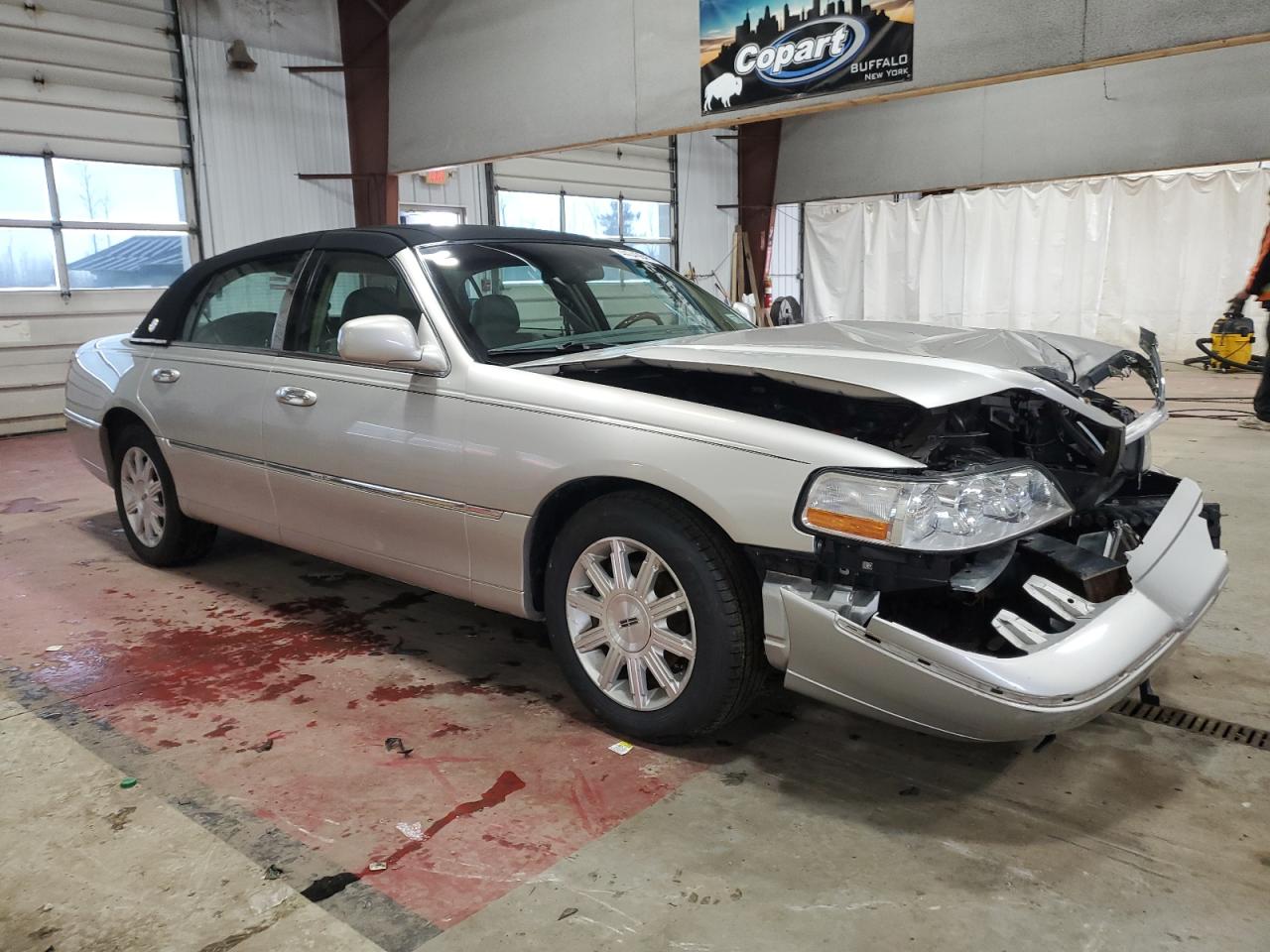 2008 Lincoln Town Car VIN 2LNHM82V08X647473 Copart auction photo, front end damage thumbnail 4