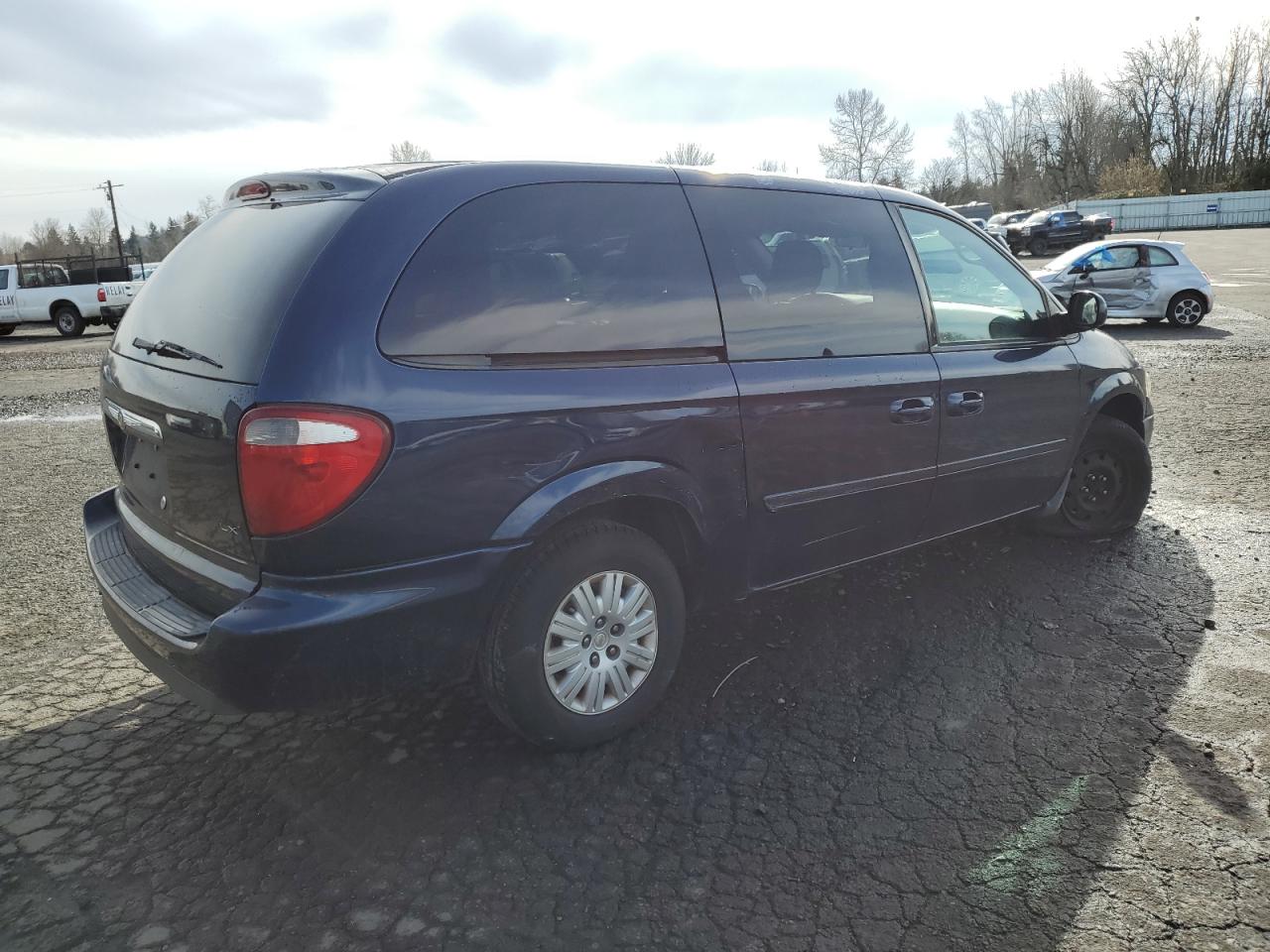 2005 Chrysler Town & Country VIN 2C4GP44R35R362928 Copart auction photo, front end damage thumbnail 3