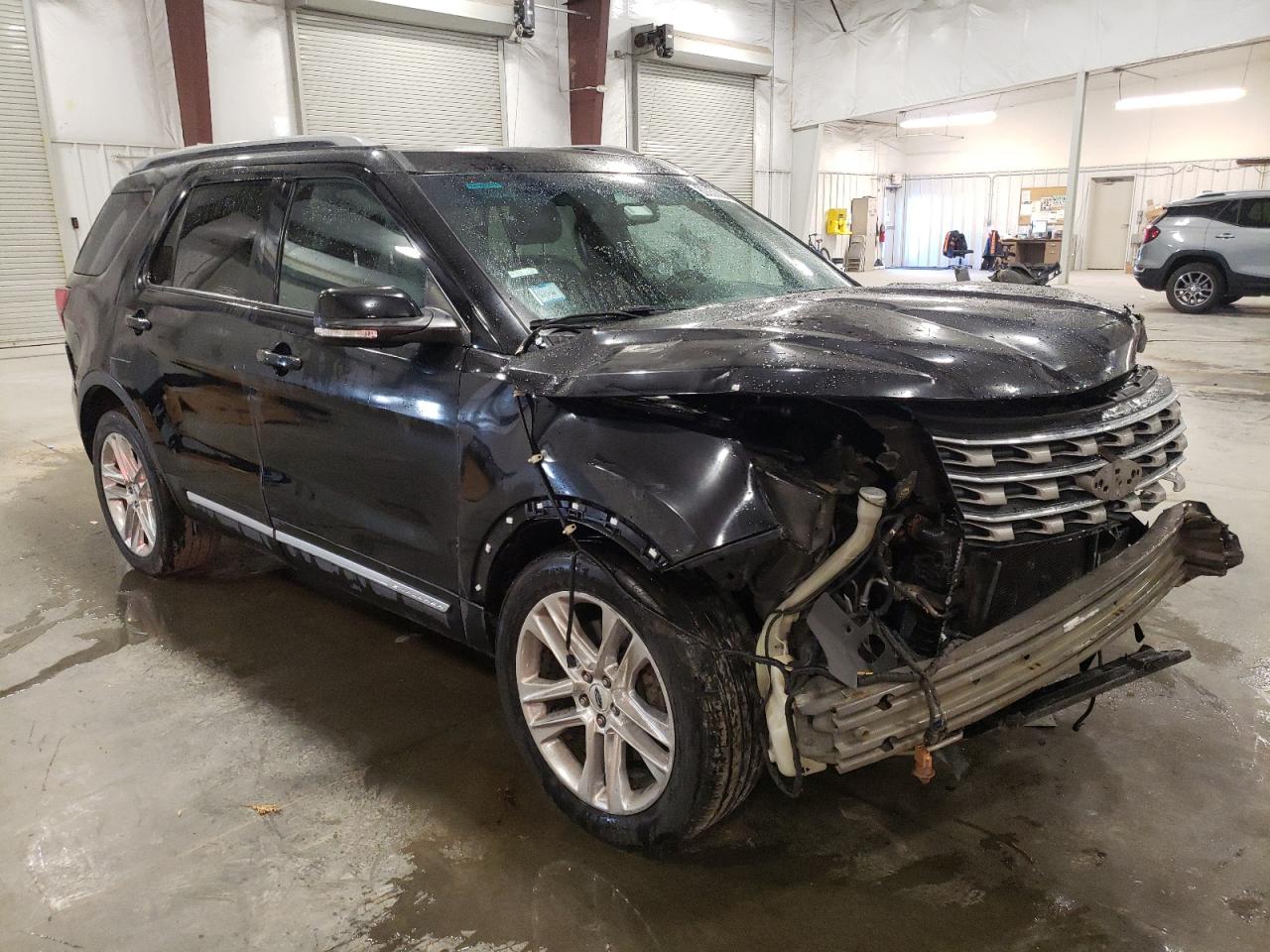 2017 Ford Explorer VIN 1FM5K8D81HGB42564 Copart auction photo, front end / side damage thumbnail 4