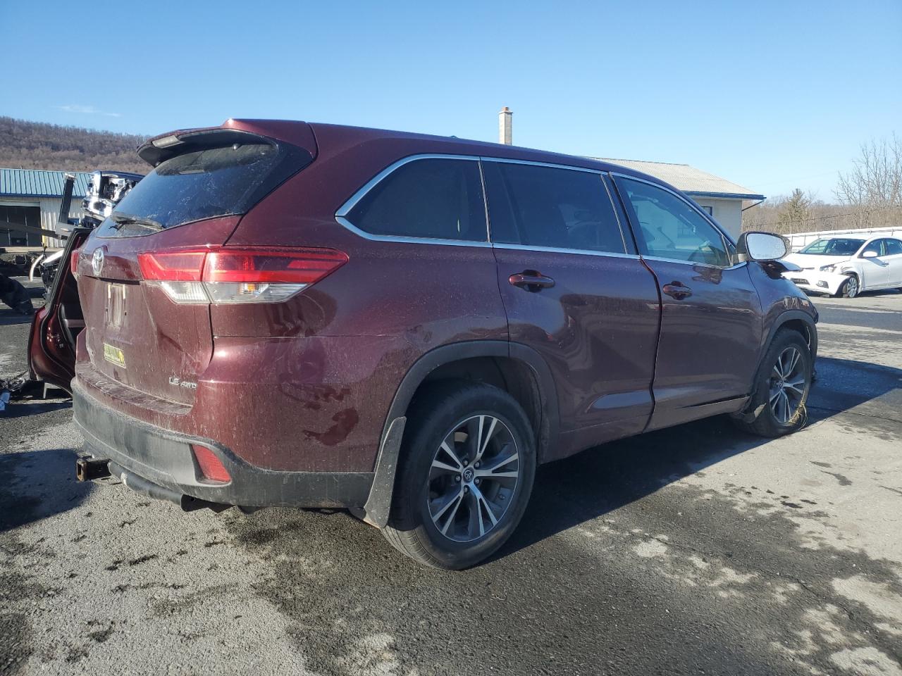 2017 Toyota Highlander VIN 5TDBZRFH7HS458630 Copart auction photo, front end / side damage thumbnail 3