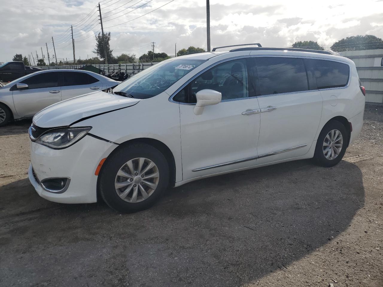 2017 Chrysler Pacifica VIN 2C4RC1BG4HR620771