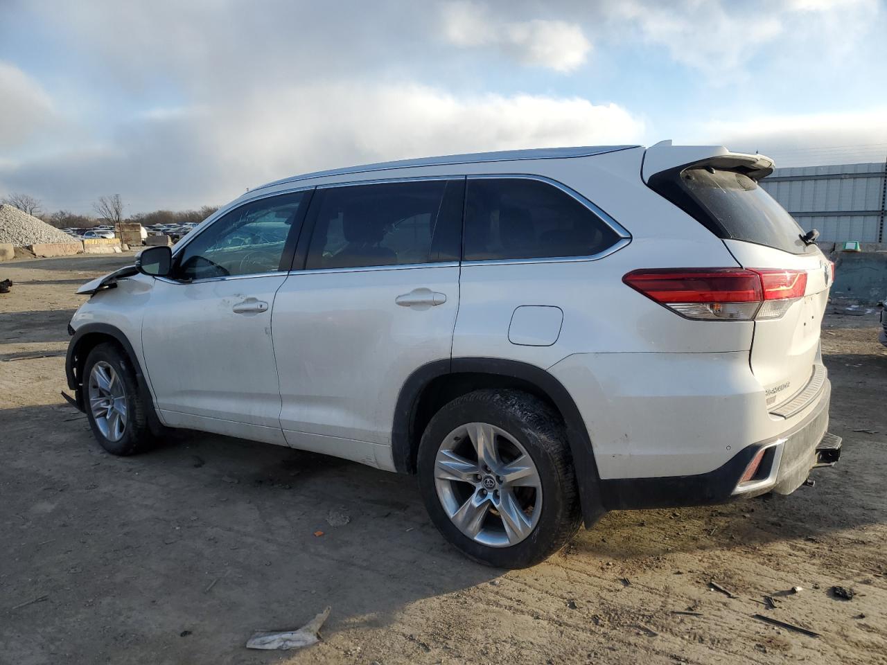 2018 Toyota Highlander VIN 5TDDZRFH9JS863760 Copart auction photo, front end / side damage thumbnail 2