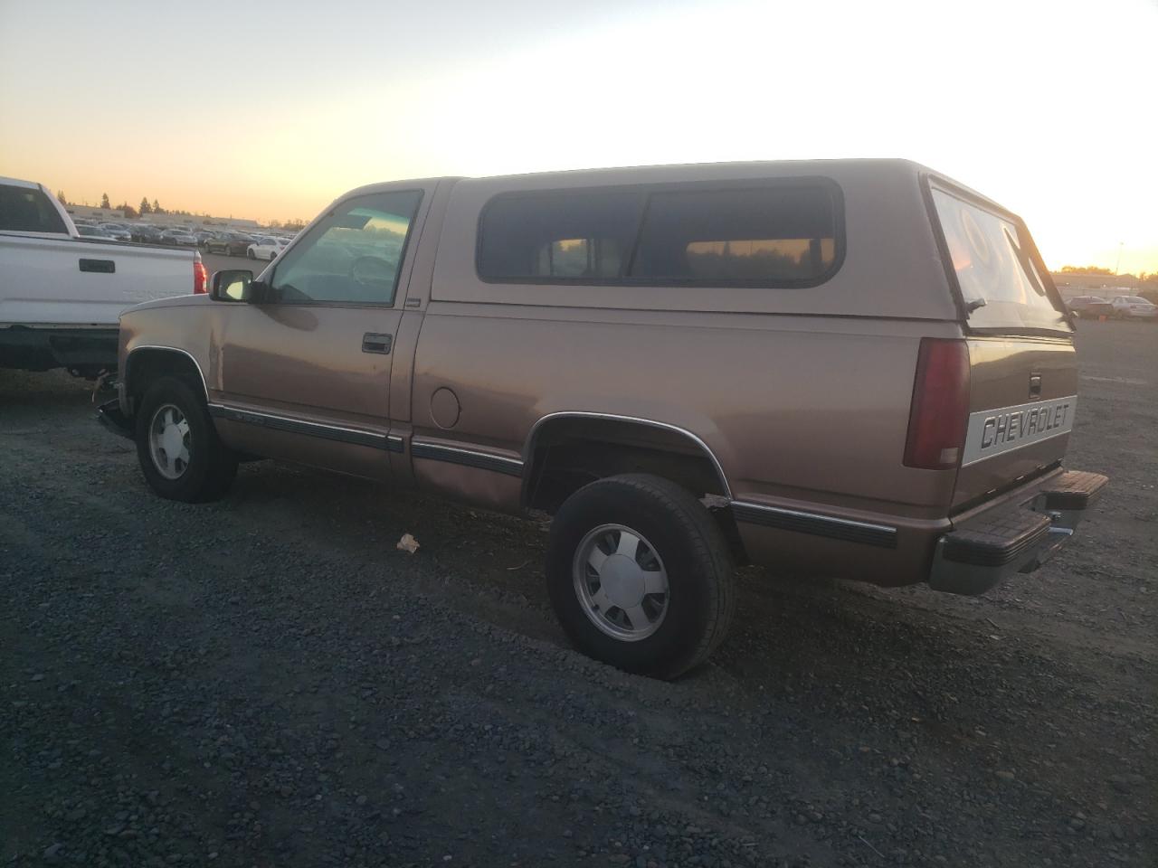 1996 Chevrolet GMT-400 VIN 1GCEC14RXTZ201089 Copart auction photo, front end / side damage thumbnail 2