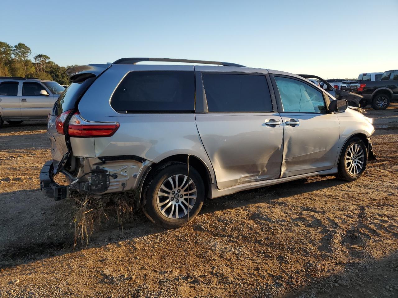 2018 Toyota Sienna VIN 5TDYZ3DC7JS963698 Copart auction photo, all over damage thumbnail 3