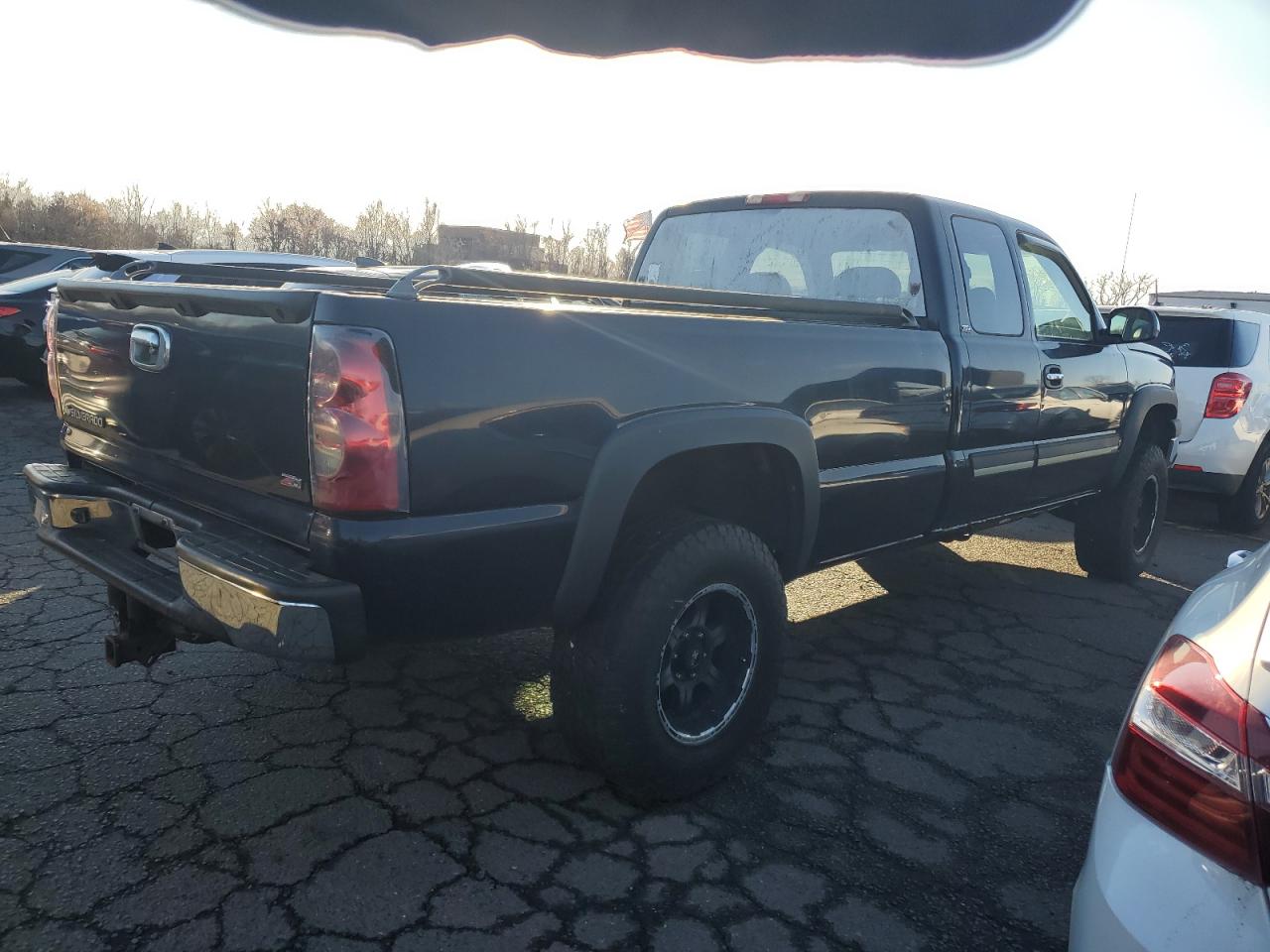 2005 Chevrolet Silverado VIN 1GCEK19T75E176749 Copart auction photo, minor dent/scratches damage thumbnail 3
