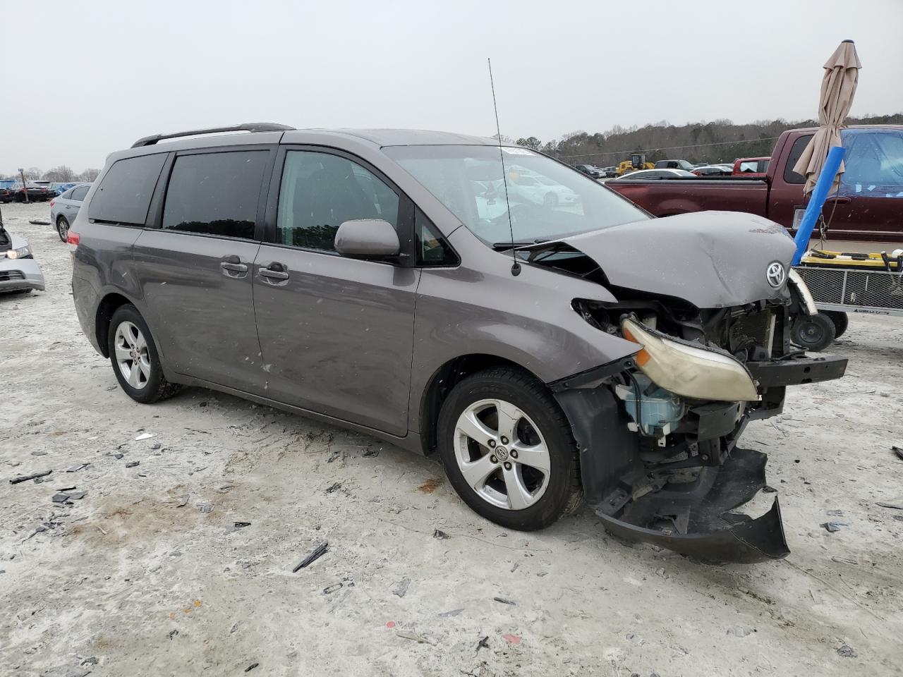 2011 Toyota Sienna VIN 5TDKK3DC4BS106816 Copart auction photo, front end damage thumbnail 4