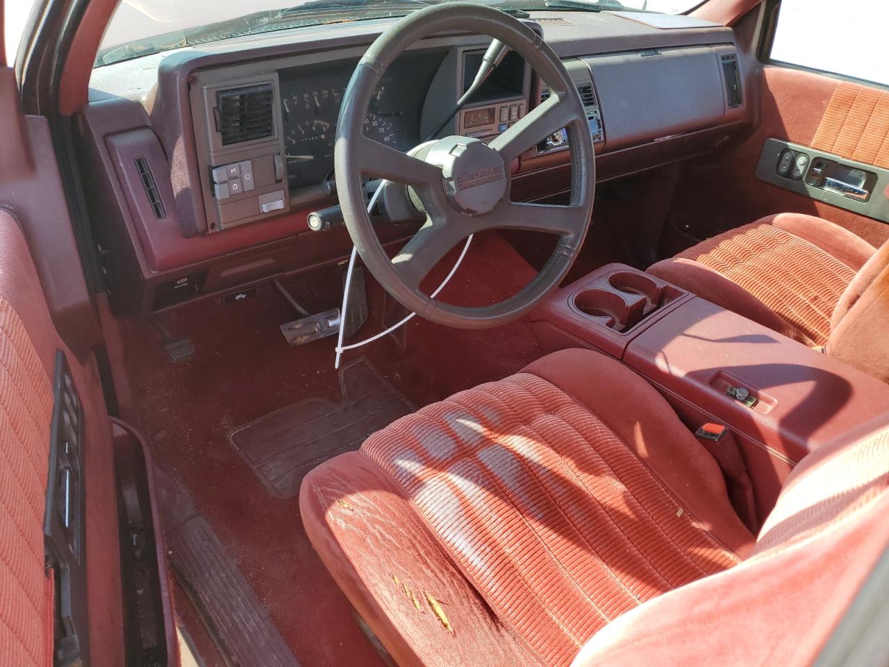 1992 Chevrolet GMT-400 VIN 2GCEC19K5N1263622 Copart auction photo, all over damage thumbnail 8