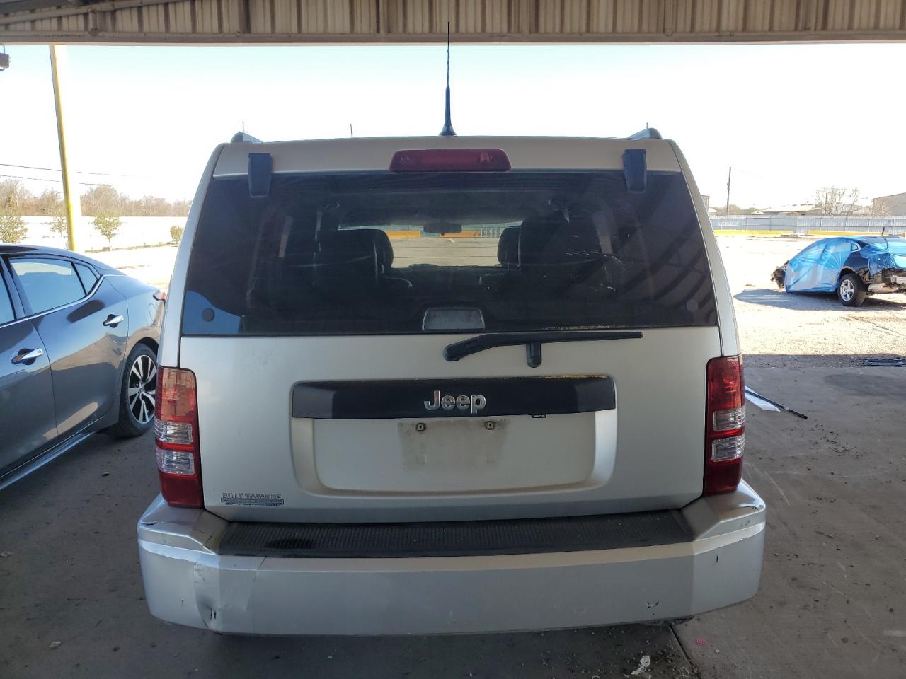 2011 Jeep Liberty (North America) VIN 1J4PP2GK8BW518249 Copart auction photo, minor dent/scratches damage thumbnail 6