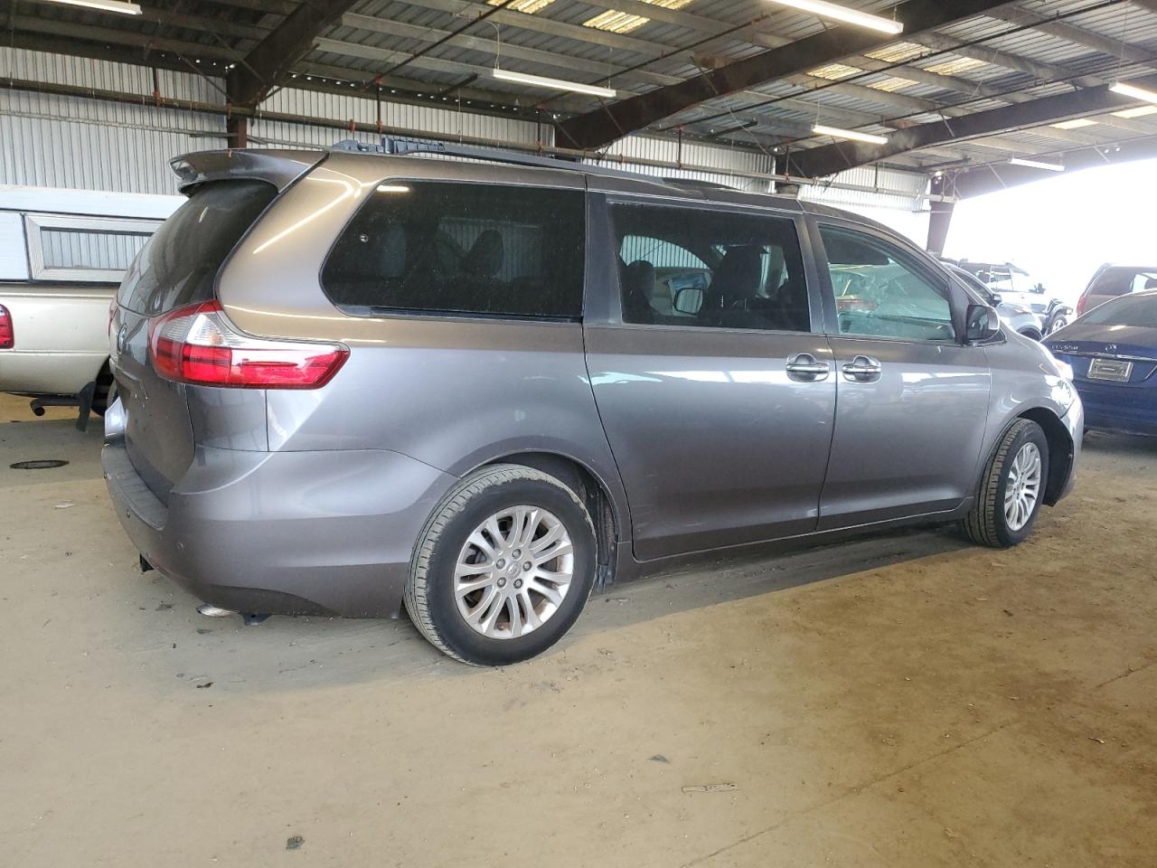2015 Toyota Sienna VIN 5TDYK3DC0FS620792 Copart auction photo, top/roof / minor dent/scratches damage thumbnail 3