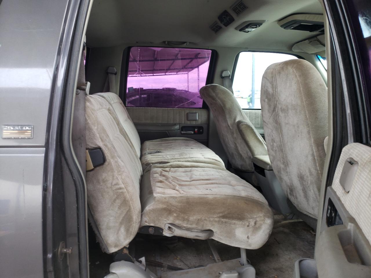 1993 Chevrolet Suburban VIN 1GNFK16K7PJ392411 Copart auction photo, front end damage thumbnail 10