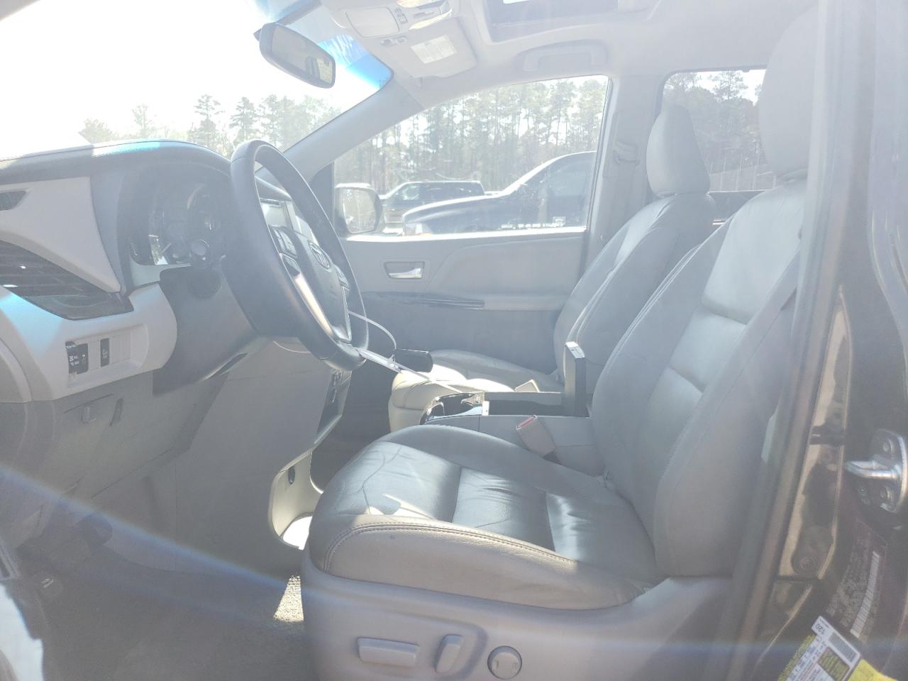 2017 Toyota Sienna VIN 5TDYZ3DC1HS825620 Copart auction photo, front end / side damage thumbnail 7