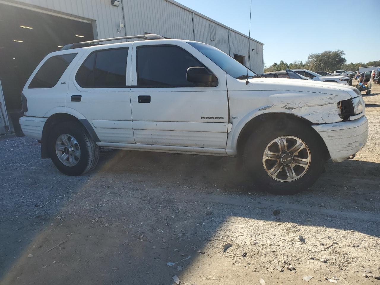 2001 Isuzu Rodeo VIN 4S2CK58W514310849 Copart auction photo, front end / minor dent/scratches damage thumbnail 4