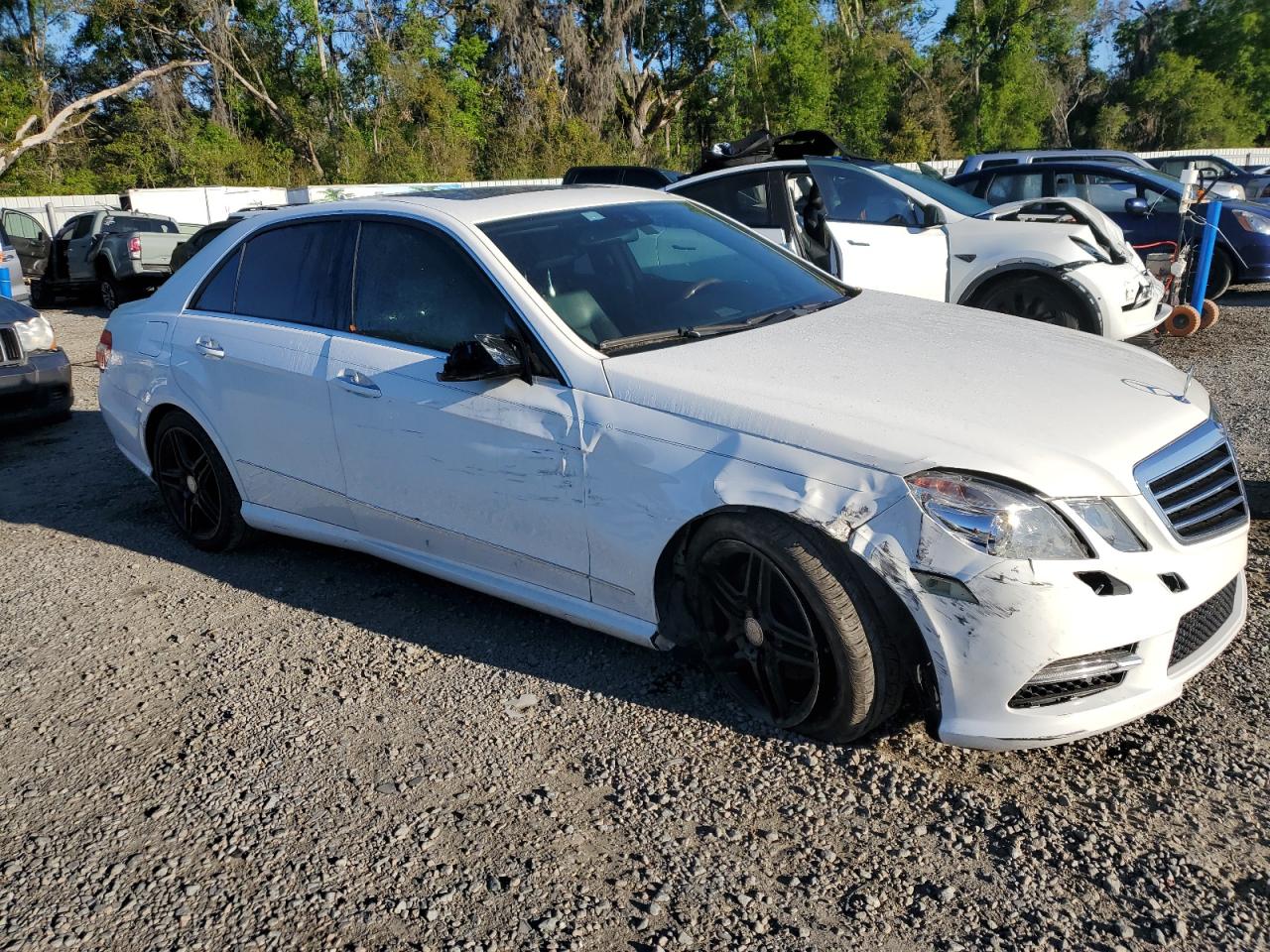 2013 Mercedes-Benz E-klasse VIN WDDHF5KB2DA703618 Copart auction photo, side / front end damage thumbnail 4