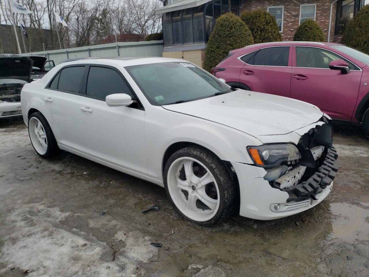 2014 Chrysler 300 VIN 2C3CCAGG3EH383419 Copart auction photo, front end / minor dent/scratches damage thumbnail 4