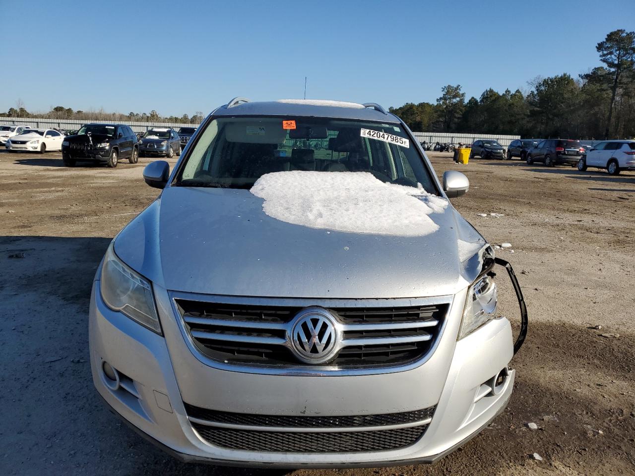 2010 Volkswagen Tiguan VIN WVGAV7AX2AW516316 Copart auction photo, front end damage thumbnail 5